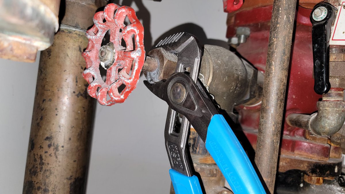 Leaking nut gets introduced to @CHANNELLOCK Speed Grip, V-Jaw Pliers #MadeintheUSA #Tools #tradesman #pliers #CHANNELLOCK #CHANNELLOCKPartner #SpeedGrip