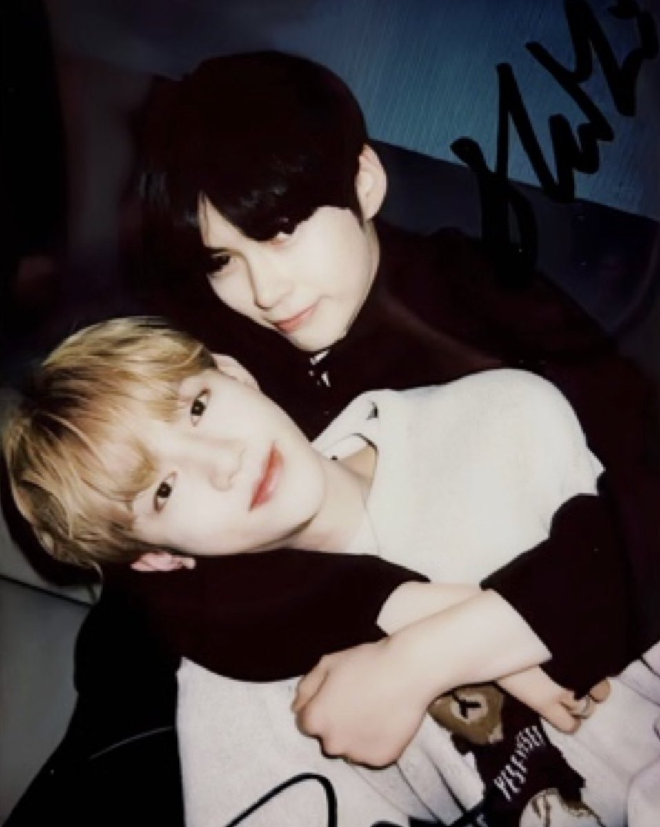 zhbinfile's tweet photo. the fact that neul said they take pics that are too risky to send is just crazy to me bc if this isn’t risky then what the heck are they doing in all the other pics we have never seen before ..! ik what we are all thinking rn . i’m sorry i keep going on abt this i’m going crazy https://t.co/FAfyblKzMR