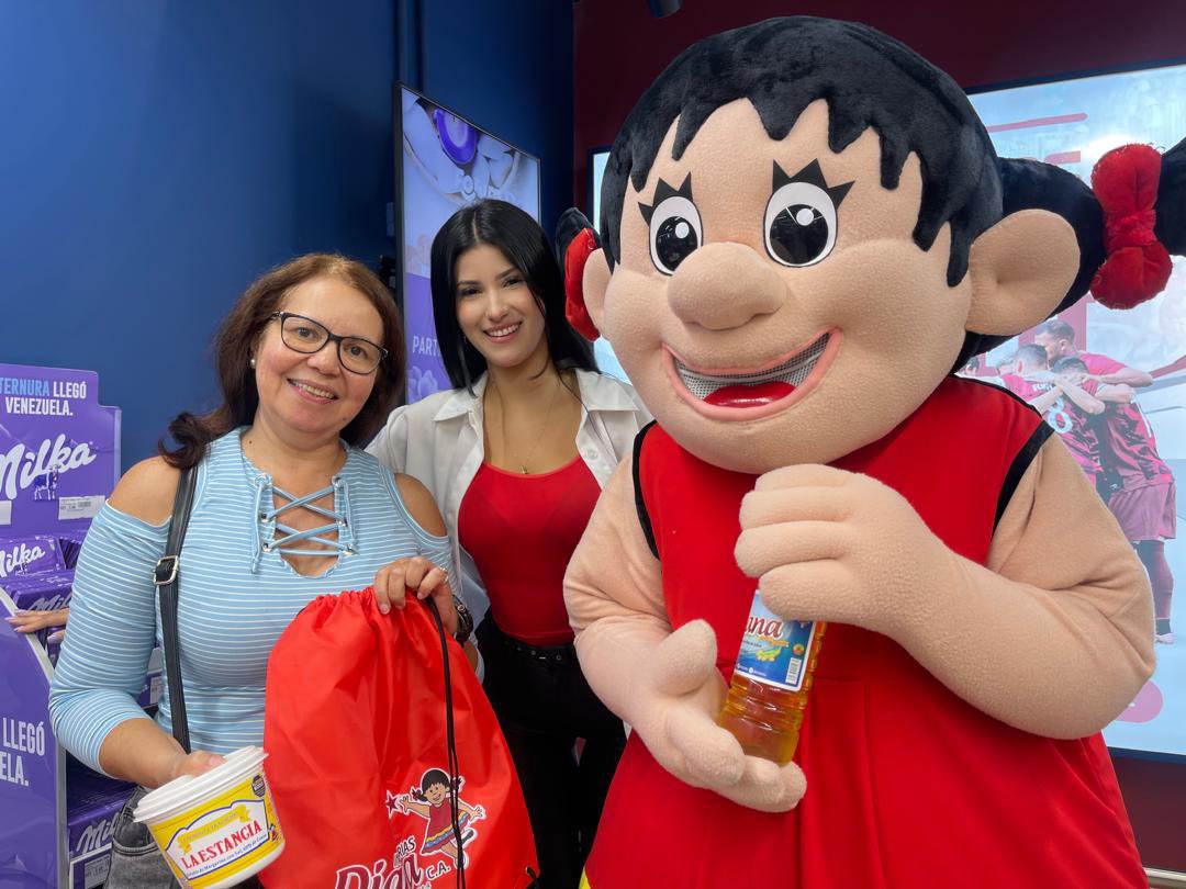 Dianita la imagen representativa de nuestra Industria, ESTÁ FELIZ, porque se encuentra en el Supermercado Forum compartiendo con los clientes que eligen comprar los productos que hacemos con el sello de Calidad y Tradición. 

<a href="/DianaIndustrias/">🇻🇪Industrias Diana</a> 
#MaduroSeLasSabeTodas