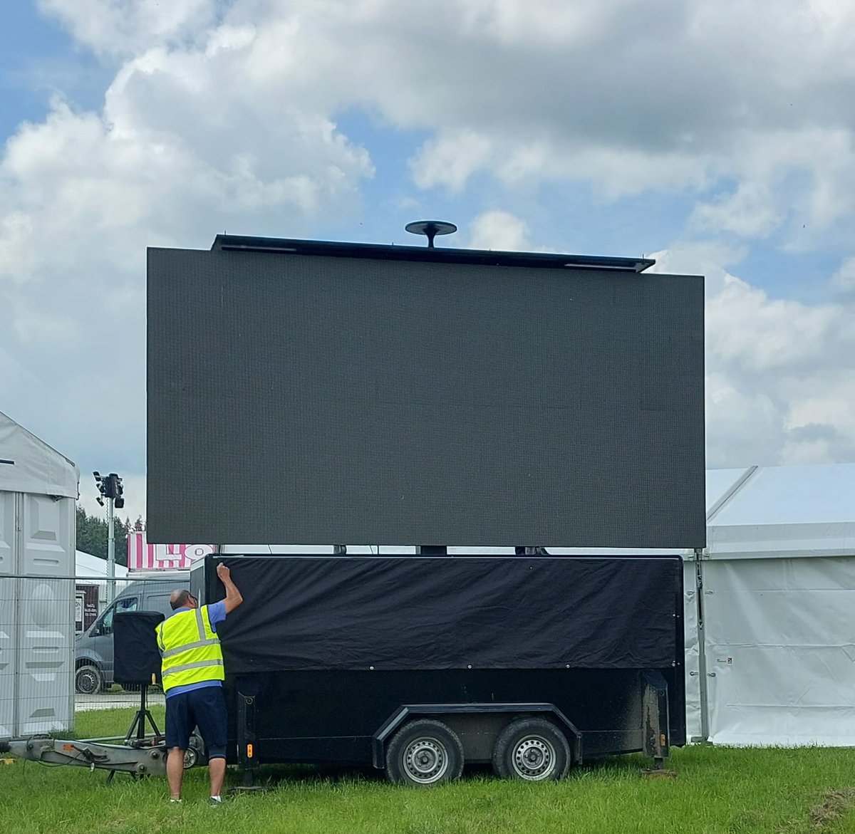 istadia's tweet image. Great to the legend richard setting up a B13 at @Urdd today.
A huge summer of fun ahead for the team. #bigscreens #outdoortv #eventscreens