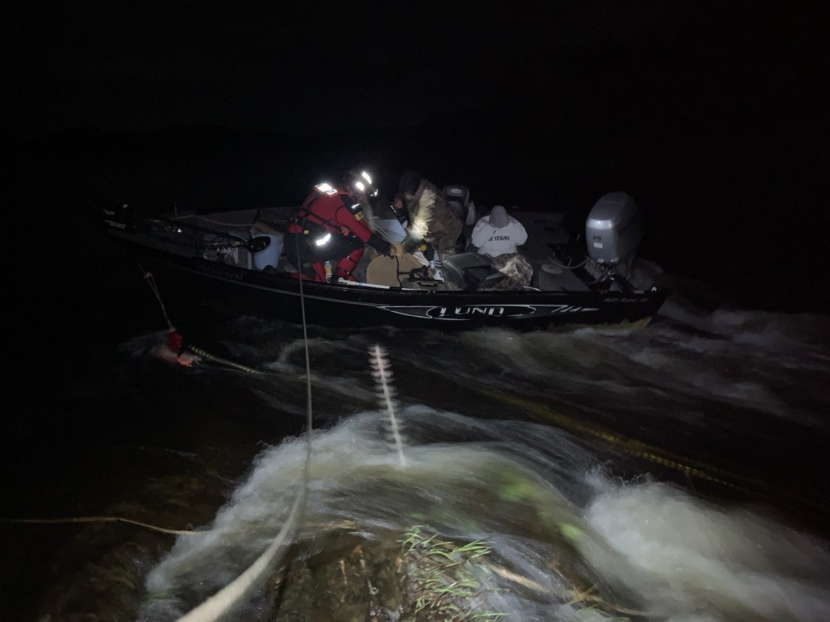 JRCCTrentCCCOS's tweet photo. Hier soir #424esc ainsi que l’@OPP_NER sont intervenus à la suite d’un bateau échoué dans des rapides sur la rivière Vermilion. Un #SAR CH-146 Griffon a hissé les occupants à bord et les a transportés en lieu sûr tandis qu’un CC-130H est resté au-dessus pour surveiller #SAUVETAGE https://t.co/6SktzzvN9V