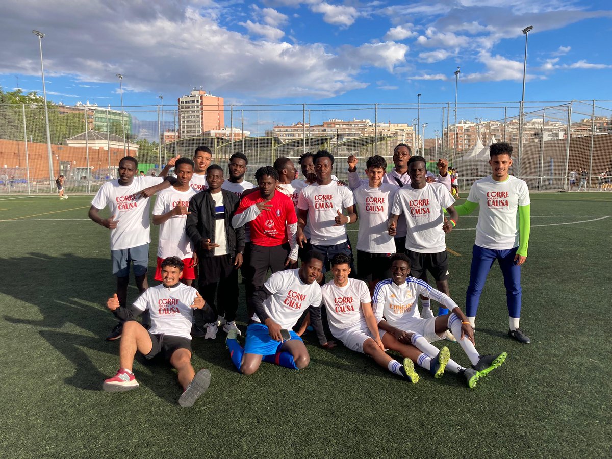 pueblos_unidos's tweet photo. 🏃🏾Hoy #DíaDelFútbol nos acercamos al grupo de jóvenes del #ProgramaBaobab, que animados por la pasión del fútbol han logrado tejer lazos, valores de amistad e integración para seguir adelante. Gracias por el apoyo a la Fundacion @realmadrid Fundación MTP y @cooperacion ⚽️🏃🏾 https://t.co/CDqA5WceLa