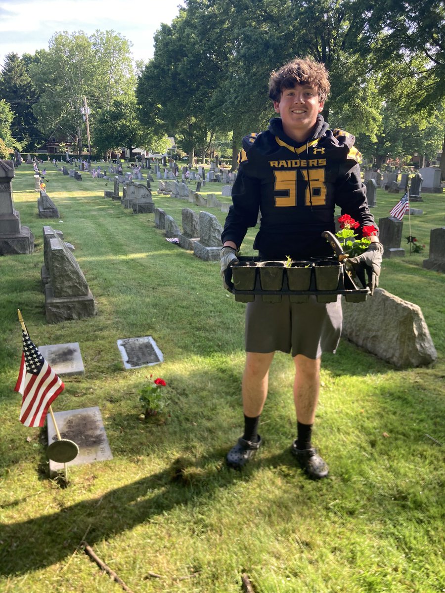Coach_TG_'s tweet photo. Never forgotten 🇺🇸🌺

Words can’t express the humbling experience of planting Geraniums to thank &amp; remember all of those that gave their lives for our Country, as well as those who still do today. 

🇺🇸🏴‍☠️

#MemorialDayWeekend

#RaidersGiveBack🏴‍☠️ https://t.co/3zQX3zvIle
