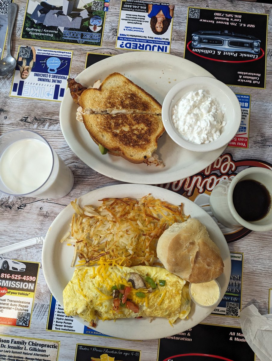 And after a morning of seafaring and swashbuckling and whatnot, hearty victuals are an absolute necessity. Turkey bacon avocado thing for la P, veggie omelet for her Old Man.