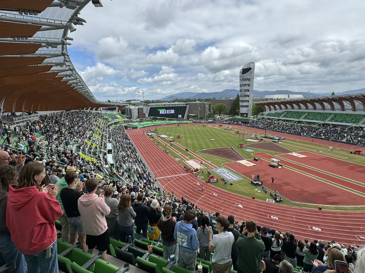 Not a bad start to the 2024 Pre Classic: Kenya’s Beatrice Chebet runs a 10,000m world record of 28:54.14 to become the first woman ever under 29:00 on the track. Crowd made some good noise and gave her a standing ovation for the entire last lap.