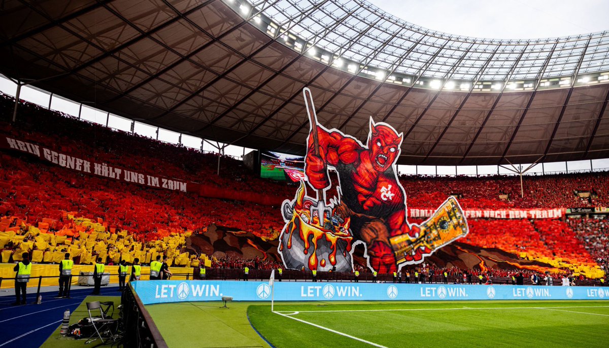 ActuFoot_'s tweet photo. Le tifo des supporters de Kaiserlautern (D2 🇩🇪) en finale de Coupe d’Allemagne ce soir. 🇩🇪👹🤩 https://t.co/VewcvJWDQd