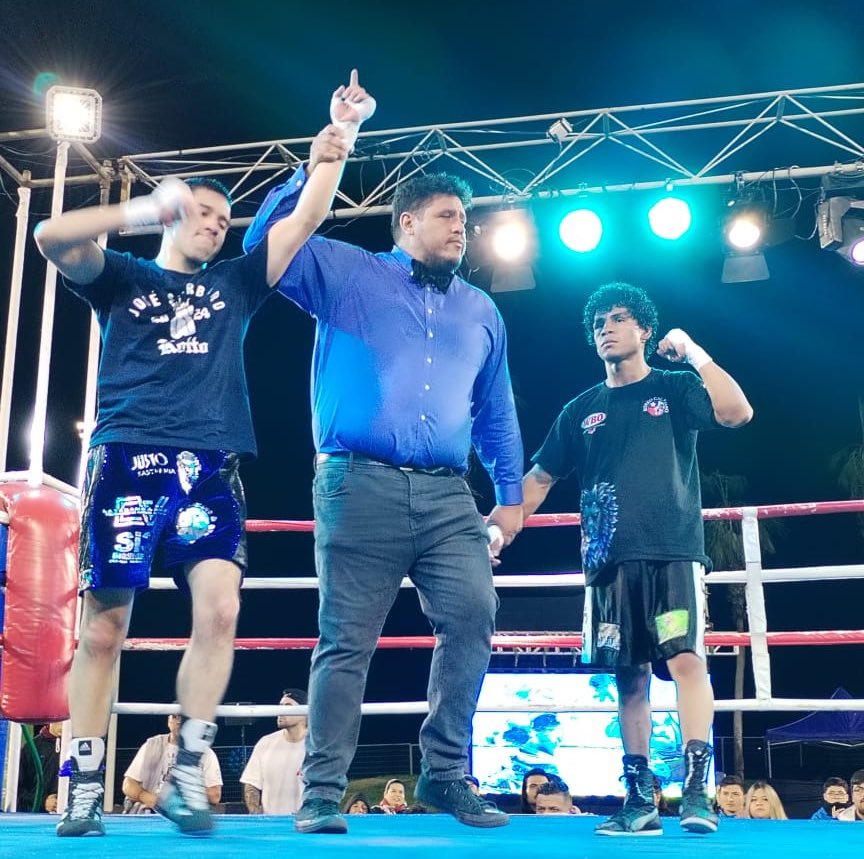 En Iquique, José Sbarbaro venció por decisión mayoritaria al boliviano Richard Cocha tras 4 rounds en la categoría Super Pluma.
Tarjetas: V. Ramos 39-37, E. Villegas 38-38 y M. Rojas 39-37.
#BoxeoProfesional #boxeochile