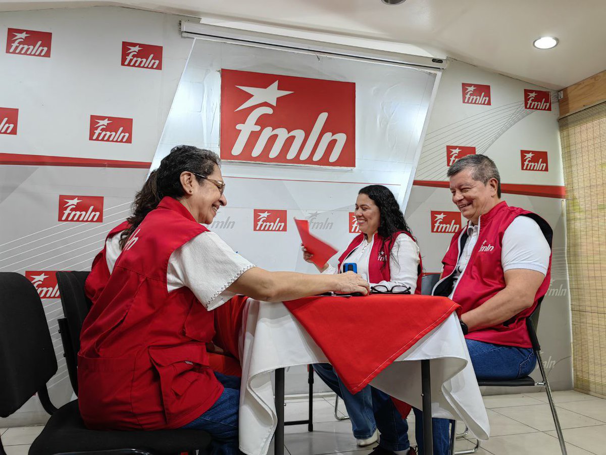 marlenifunes_sv's tweet image. Junto a @ChinoFloressv nos inscribimos como fórmula para la secretaría general de nuestro glorioso #fmln