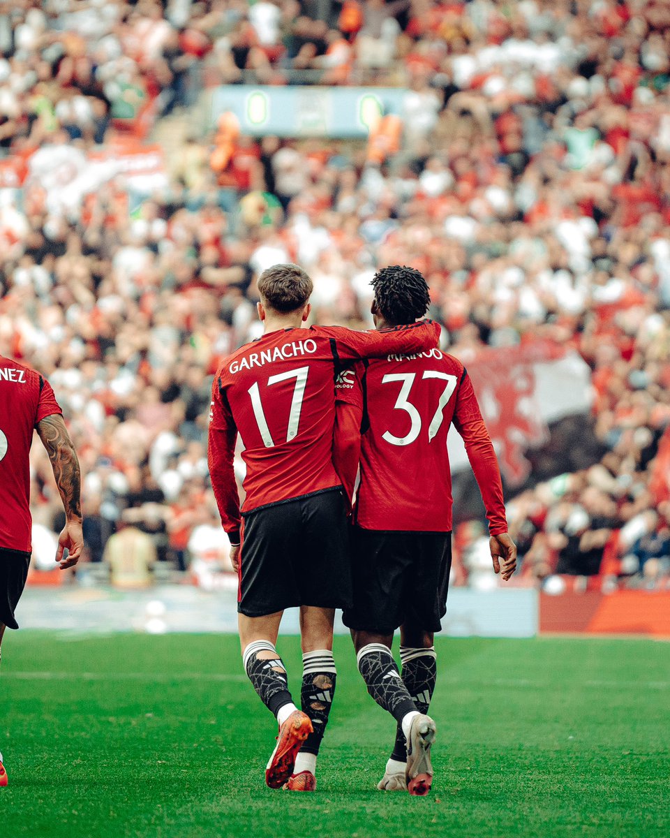 mediotiempo's tweet photo. 💥 EL FUTURO… 

🔴Mainoo 19 años
🔴Garnacho 19 años https://t.co/qocQwKZggl