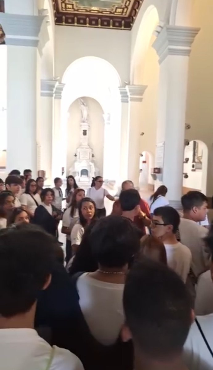 STVcaracas's tweet photo. Estudiantes de 4to año visitan lugares históricos en el centro de Caracas. Gracias al profesor Eugenio Pérez @culturastv https://t.co/sYczkl4HzZ