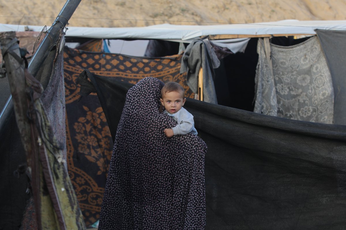 El dolor y el terror de las madres en #Gaza es inimaginable. Tratan de ir a lugares seguros, pero saben que no hay. Los ven pasar hambre y sed y no pueden conseguir alimentos ni agua. Solo un alto el fuego puede poner fin a este infierno. 📸 @amra_ashraf