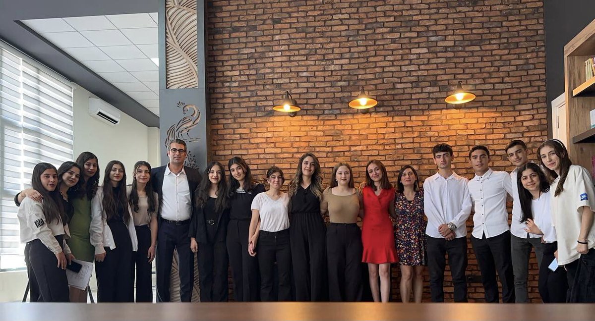 derikanadoluli1's tweet photo. Derik Anadolu Lisesi ile Yazar Hilal Kahraman’ın müşterek düzenlediği şiir dinletisinden kareler.

@mardinilmem @derikmem47 @DerikKaymakam https://t.co/ukLqBROYgF