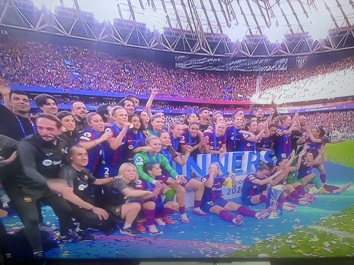 GloriaJodar's tweet photo. Campiones!!! Referents del esport femení!!!! 🏆🏆🏆⚽️⚽️⚽️💪🏻💪🏻 https://t.co/Bh5Frq82yr