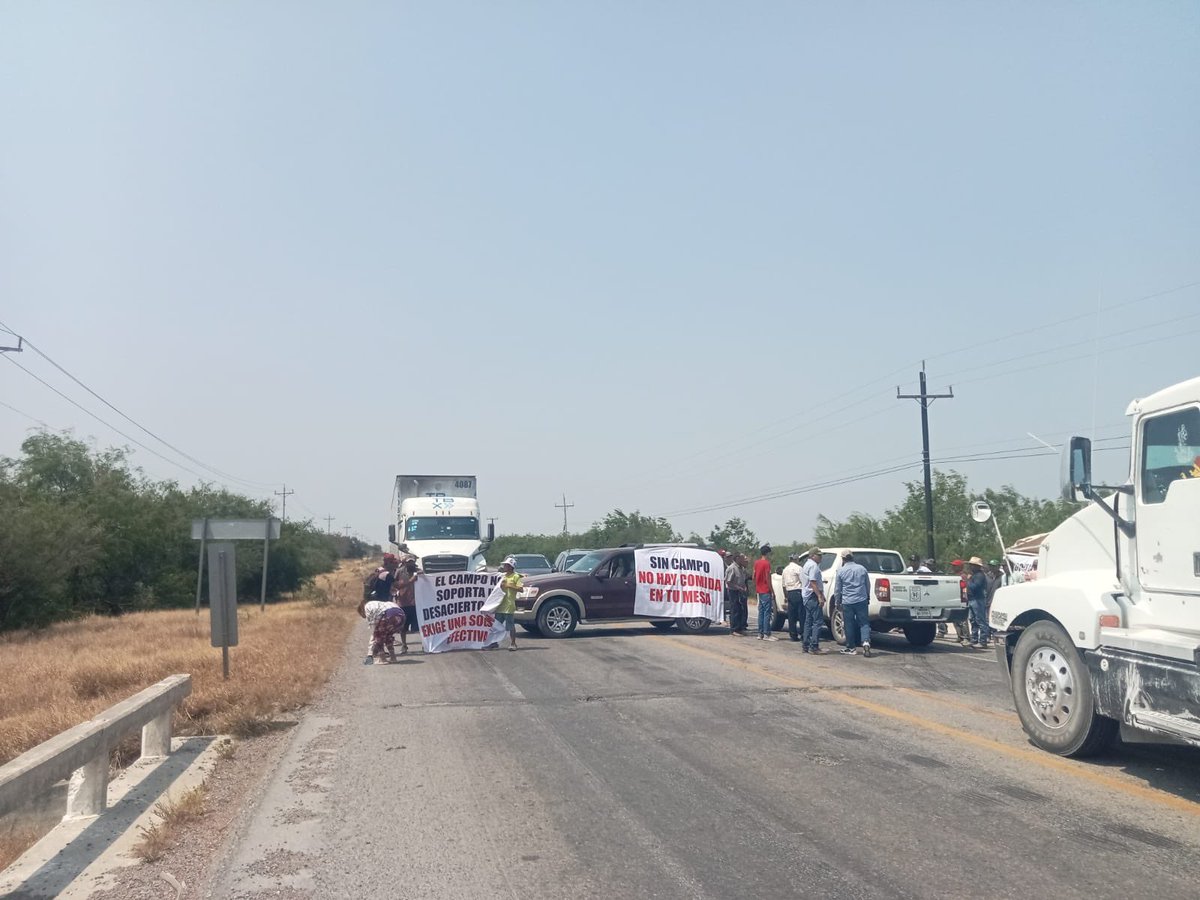 A las 12:15 del sábado 25 de mayo productores cierran de nueva cuenta la carretera #CiudadVictoria a #Matamoros #Tamaulipas a la altura del kilómetro 200 en #SanFernando y en lapsos dejan abrir a la circulación y vuelven a cerrar #Mexico #Tampico #Reynosa #Matamoros #RioBravo