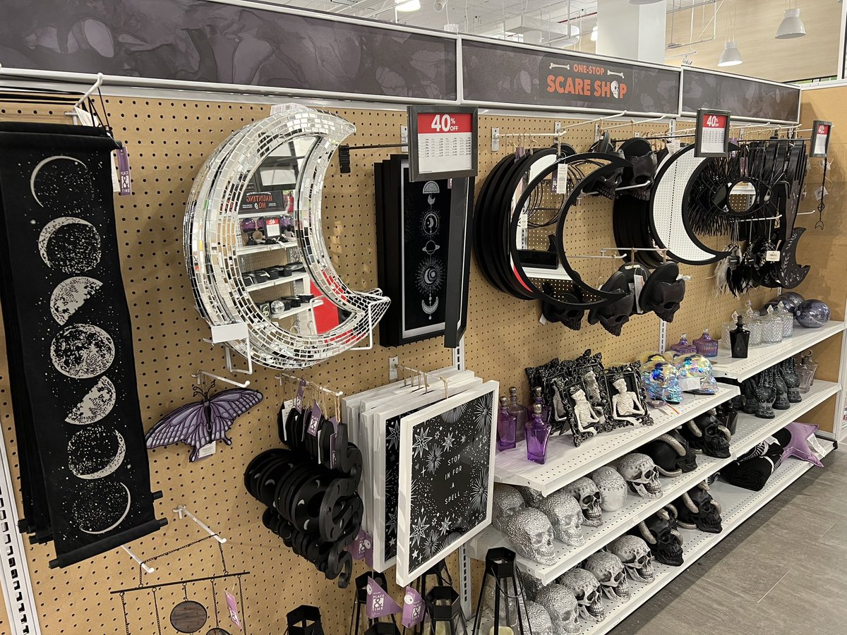 BrettOQuinn's tweet photo. Joann’s is starting EARLY this year, and I’m ALL about it!!!! 🎃💀🎃🕸️🎃 https://t.co/xDlOa4hdZx