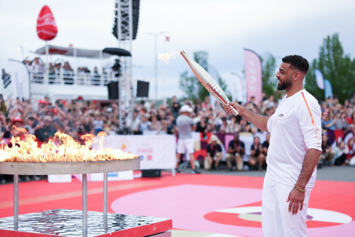 🔥 EN IMAGES - JO Paris 2024 : le chaudron olympique allumé par le volleyeur Earvin Ngapeth au Futuroscope, revivez le parcours de la flamme dans la Vienne
➡️ l.francebleu.fr/rbhl