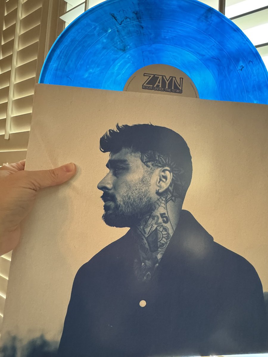 pigrigirl's tweet image. She’s so pretty #RoomUnderTheStairs
#TargetExclusive #vinyl 

@inZAYN