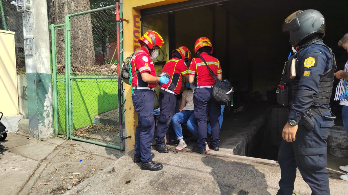 Ahora | Mujer se lanzó de vehículo en marcha en la colonia La Reformita zona 12. Detalla que la llevaban secuestrada. @bomberosmuni atendieron la emergencia.