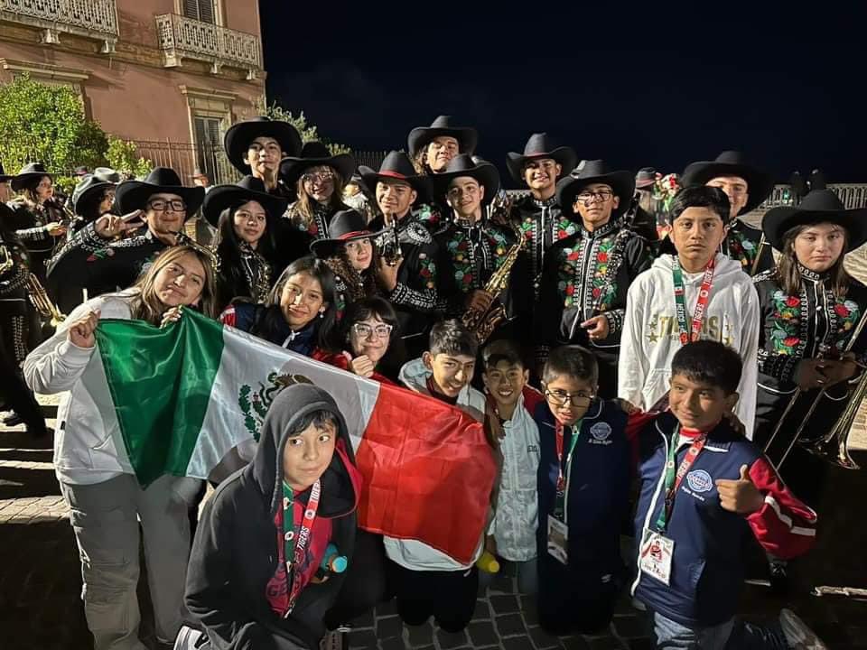 AlfonsoDurazo's tweet photo. Mi gran reconocimiento a las y los jóvenes de “Nuestros Angeles De Sonora” de la Secundaria 22 en #SanLuisRíoColorado, quienes representaron la cultura de nuestro estado en el Festival Internacional de Bandas y Bastoneras en Giulianova, Italia. 

Aquí les dejo una parte de su extraordinaria participación. Les reitero que siempre contarán con todo nuestro apoyo.