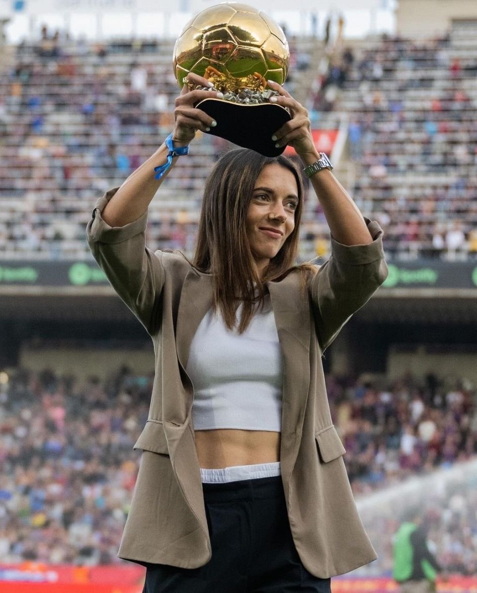 _DeJonginho's tweet photo. Aitana Bonmati c’est tellement la femme idéale : Elle est belle, gentille, fan du Barça et elle a un ballon d’or. ❤️🤯 https://t.co/yULZCZBcu0