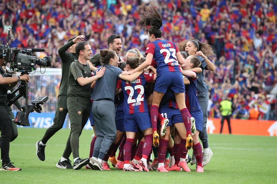 DiariodeCA's tweet photo. #DeportesDCA | Aitana Bonmatí impuso su jerarquía de Balón de Oro en San Mamés para dar al Barcelona su tercera Liga de Campeones, contra el Olympique Lyonnais, conjunto azulgrana, al que puso la guinda en tiempo añadido Alexia Putellas con el 2-0.

✍🏻 @MaxSPerez_GT
📷 EFE https://t.co/ZMNv9Lx7xp