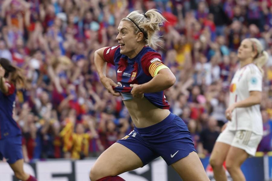 DiariodeCA's tweet photo. #DeportesDCA | Aitana Bonmatí impuso su jerarquía de Balón de Oro en San Mamés para dar al Barcelona su tercera Liga de Campeones, contra el Olympique Lyonnais, conjunto azulgrana, al que puso la guinda en tiempo añadido Alexia Putellas con el 2-0.

✍🏻 @MaxSPerez_GT
📷 EFE https://t.co/ZMNv9Lx7xp