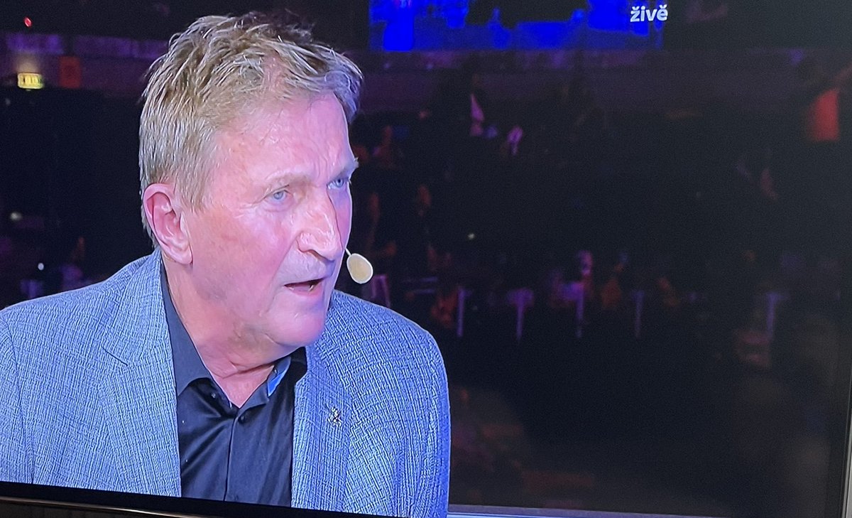 RadekLain's tweet photo. I kdyz odmyslite, ze mu nerozumite vubec nic, co rika…za to nemuze…ale i tak…@CzechIceHockey, nestydite se za tohohle 90kovyho sampiona? ja strasne. https://t.co/hdEKjHhbwR