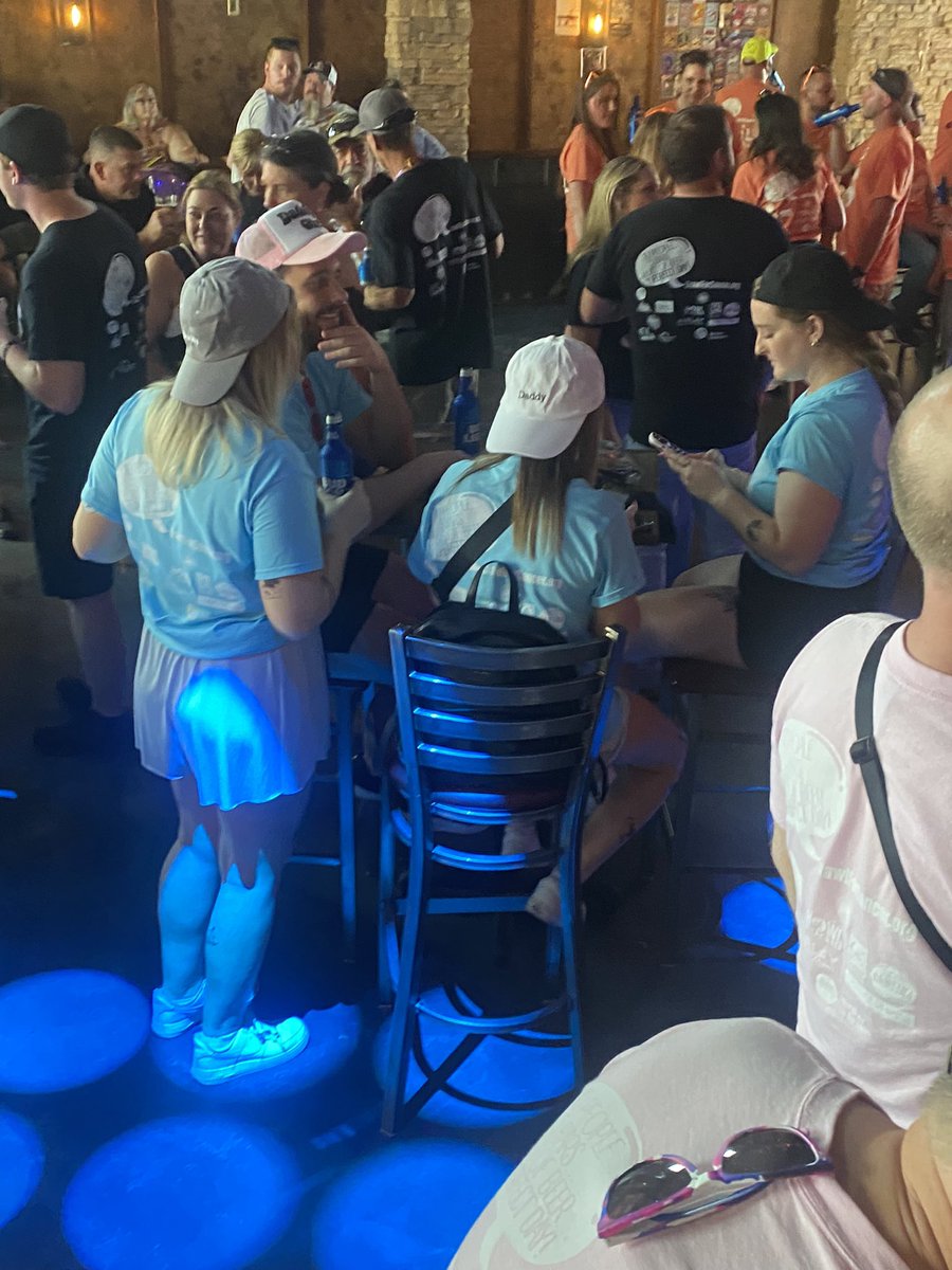 JessicaWSYX6's tweet photo. The #CrawlForCancer bar crawl in the Short North. Amazing event!!! https://t.co/oUPEd3Sfbd
