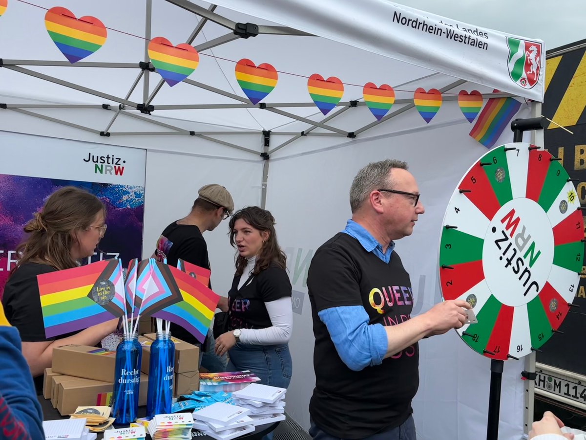 🌈 Das Justizministerium NRW ist stolz, erstmalig beim #CSDDüsseldorf dabei zu sein! #Justizminister Limbach besucht den #CSD und betont damit unsere Unterstützung für Vielfalt und Gleichberechtigung. 
#Vielfalt #LGBTQIA+ #Inklusion #JustizNRW