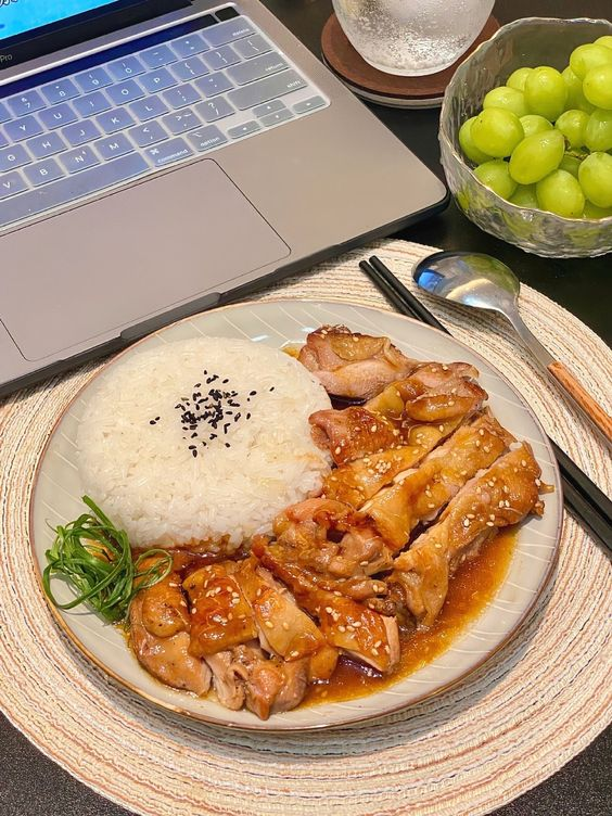 Ruttoy's tweet photo. That would be my lunch. What's Twitter's lunch?
#lunchthoughts #Haiti #SUNDAYSPECIALSATSANG https://t.co/MhMPVsM7hs