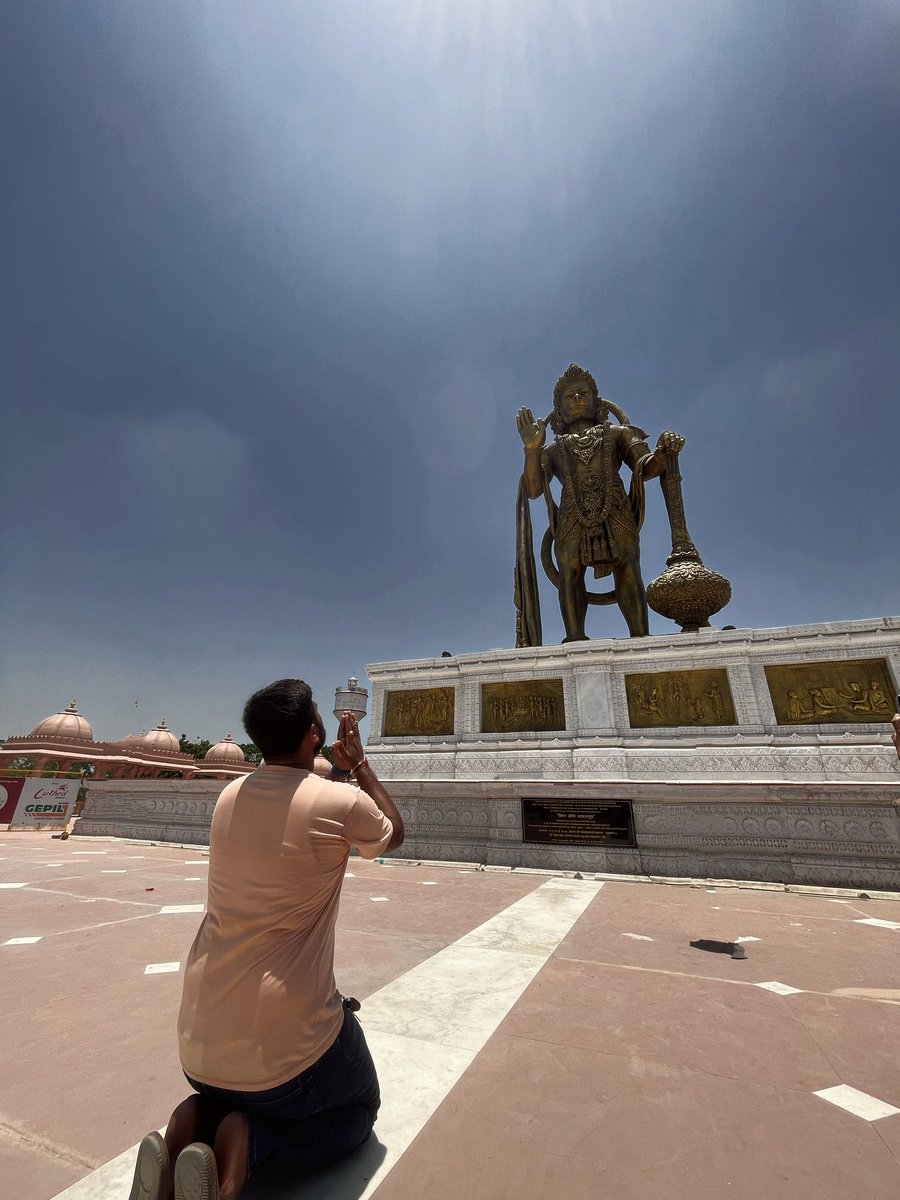 Devotion in the Shadow of Divinity
 
#Hanuman #SarangpurHanumanji #SpiritualAwakening #JayShreeRam