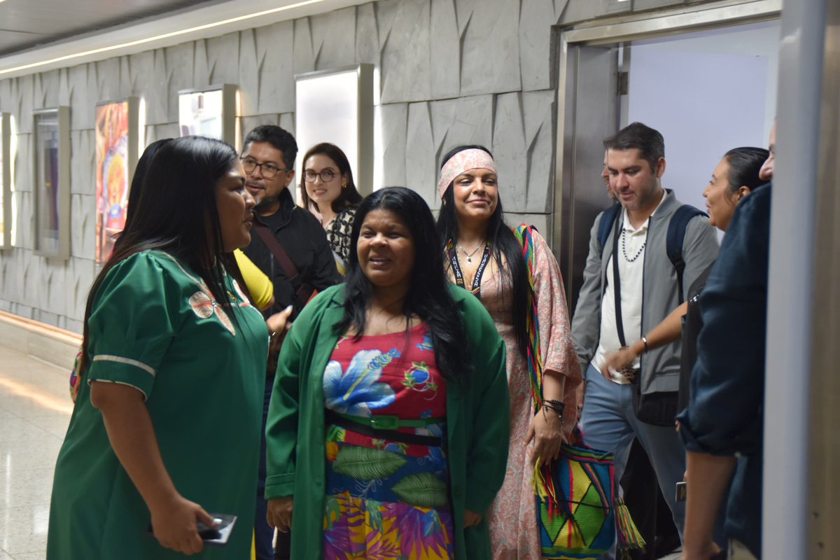 MINPIOFICIAL's tweet photo. #EnFotos Dos únicas ministras Indígenas en el mundo @CLARAVIDALV y @GuajajaraSonia Estarán presentes en la XVII Asamblea General Ordinaria @filac_ a desarrollarse en Caracas -Venezuela los días 27, 28 y 29 de Mayo.
#FilacEnVenezuela
#FilacEnUnPaisDePaz https://t.co/Nlv1MbpBxh