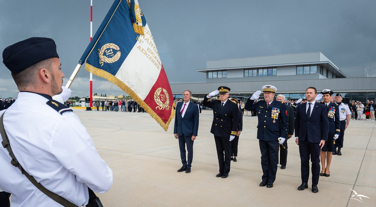 🛫 Ce mois-ci, le terminal passagers du hub des armées à Istres a été inauguré par le général Stéphane Mille, @CEM_AAE. Ce nouveau terminal renforce les capacités de projection de l'AAE, cruciales face aux crises actuelles.

➡️ Pour en savoir plus : bit.ly/3WOTkcd