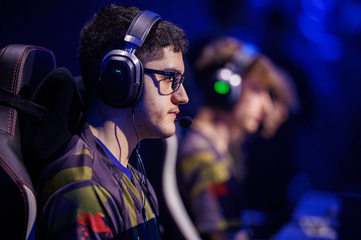 RLEsports's tweet photo. Halfway through the day! 💨

@GenG goes head-to-head with @MoistEsports next with a couple of things on the line!

If Gen.G wins:
- Gen.G clinch #RLCS London Major + Worlds
- Moist out of Major + Worlds contention

If Moist wins:
- No clinches or eliminations around the region https://t.co/RwXcXYt8nI