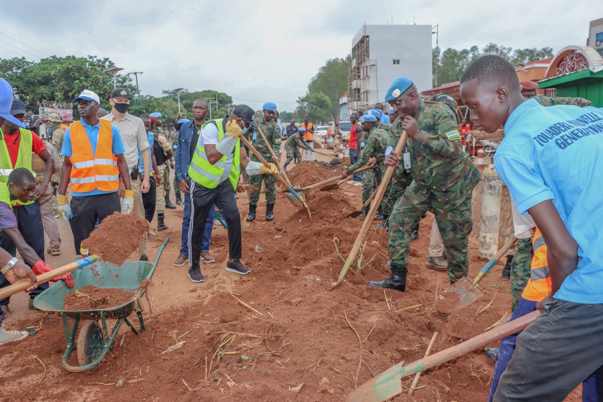 Today, H.E Prof Faustin-Archange Touadéra, President of the Central African Republic, joined Rwanda Peacekeepers serving under @UN_CAR in community work in the 1st Arrondissement, Avenue Touadera, Bangui City. bit.ly/3WRtjZK