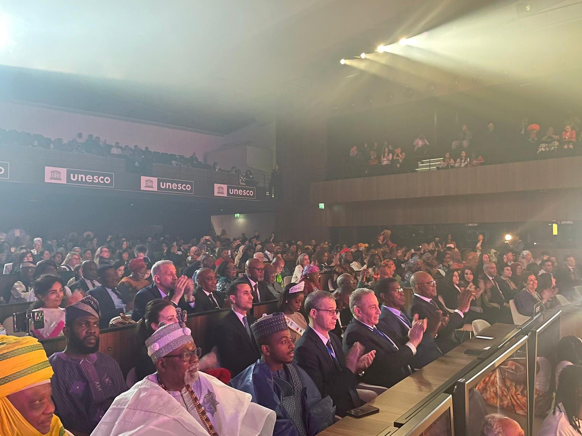 ambalgerieparis's tweet photo. Gala de clôture de la #SemaineAfricaine de @UNESCO: Merci à tous les artistes qui ont mis en avant la #DiversitéCulturelle & la #FraternitéAfricaine en ce 61e anniversaire de @_AfricanUnion. Bravo aux #artistes 🇩🇿 @djam_officiel & #TiMoh pour leur prestation 👏. #Algérie #Afrique https://t.co/Pfr56e3Zgc