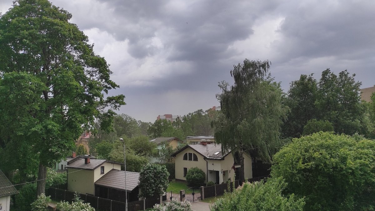 wikt0rrs's tweet image. Šodien Rīgā, Purvciemā negaiss sākās ar pamatīgām vēja blāzmām, kas sasniedza 20-22 m/s, paceļot gaisā putekšņus un smiltis, kas pēc ilgā sausuma bija sakrājušās uz zemes. Uz beigām arī vairākas ļoti krāšņas šautras, bet ar lietu pašvaki. ⚡️⛈️ #negaiss #maijs
@LVGMC_Meteo