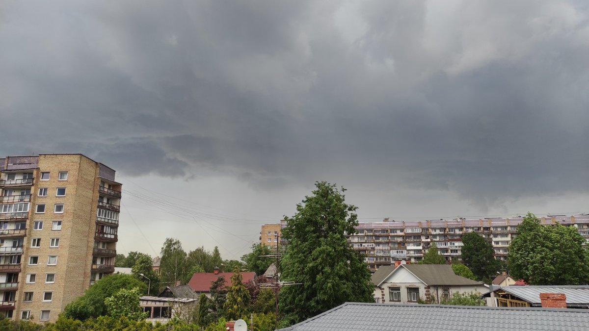 wikt0rrs's tweet image. Šodien Rīgā, Purvciemā negaiss sākās ar pamatīgām vēja blāzmām, kas sasniedza 20-22 m/s, paceļot gaisā putekšņus un smiltis, kas pēc ilgā sausuma bija sakrājušās uz zemes. Uz beigām arī vairākas ļoti krāšņas šautras, bet ar lietu pašvaki. ⚡️⛈️ #negaiss #maijs
@LVGMC_Meteo