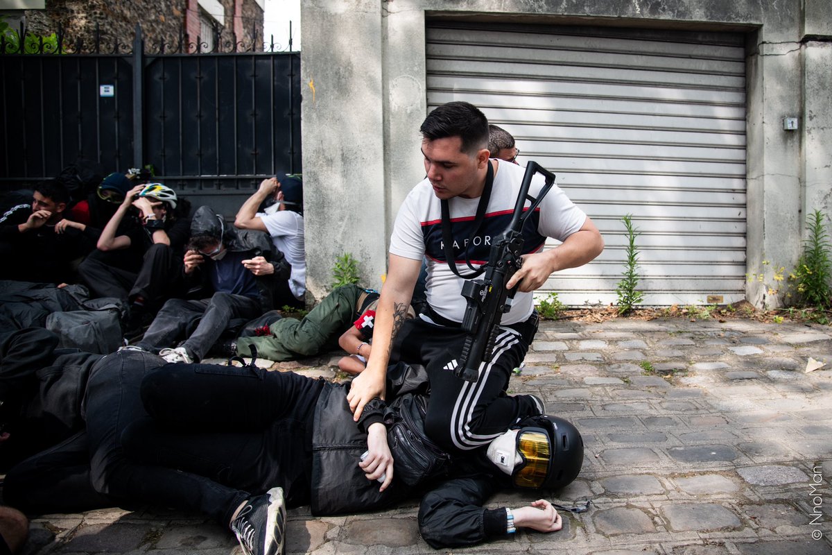 Genou qui écrase la gorge Lbd délibérément à quelques centimètres de la tête interpellations ultra-violentes en marge de la manifestation #Greenblock Gennevilliers - 25 mai 2024 ©️NnoMan - @encrage_photo