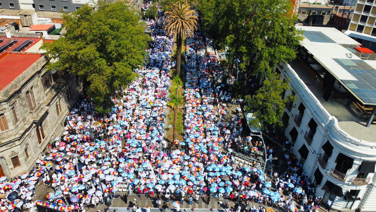 PANPuebla2427's tweet photo. #PueblaYaDecidió y hoy miles de poblanas y poblanos convencidos que es posible vivir sin miedo y con un mejor rumbo, tomaron la Av. Juárez para gritar #LaloGobernador, #XóchitlPresidenta y #MarioPresidente.
Que quede claro que México y Puebla se van a pintar de azul, ¡vamos a ganar! 💙
#VotaPAN