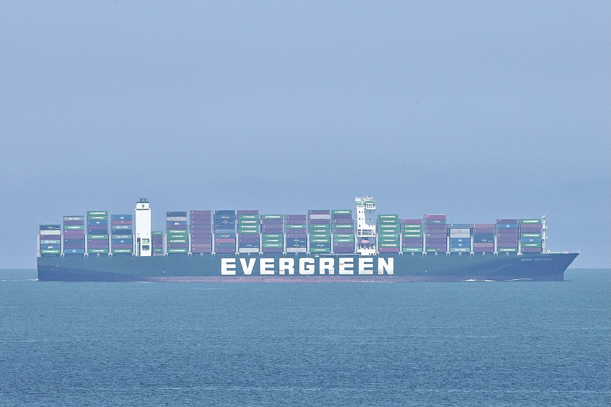 At 334 meters the #EVERGREEN F-class #ContainerShip EVER FORTUNE, IMO:9850563 en route to Savannah, Georgia USA, flying the flag of Singapore 🇸🇬. #ShipsInPics #EverFortune