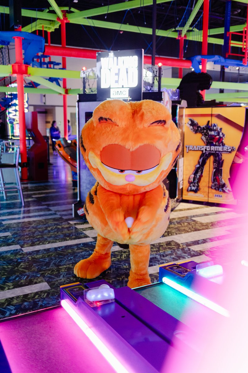 CinergyCinemas's tweet image. 🐱🎉 Garfield is in the house! 🕹️ He&apos;s having a blast and so can you! Swing by and see if you can beat Garfield&apos;s high score! 🍝✨ #GarfieldGames #ArcadeFun #HangoutWithGarfield