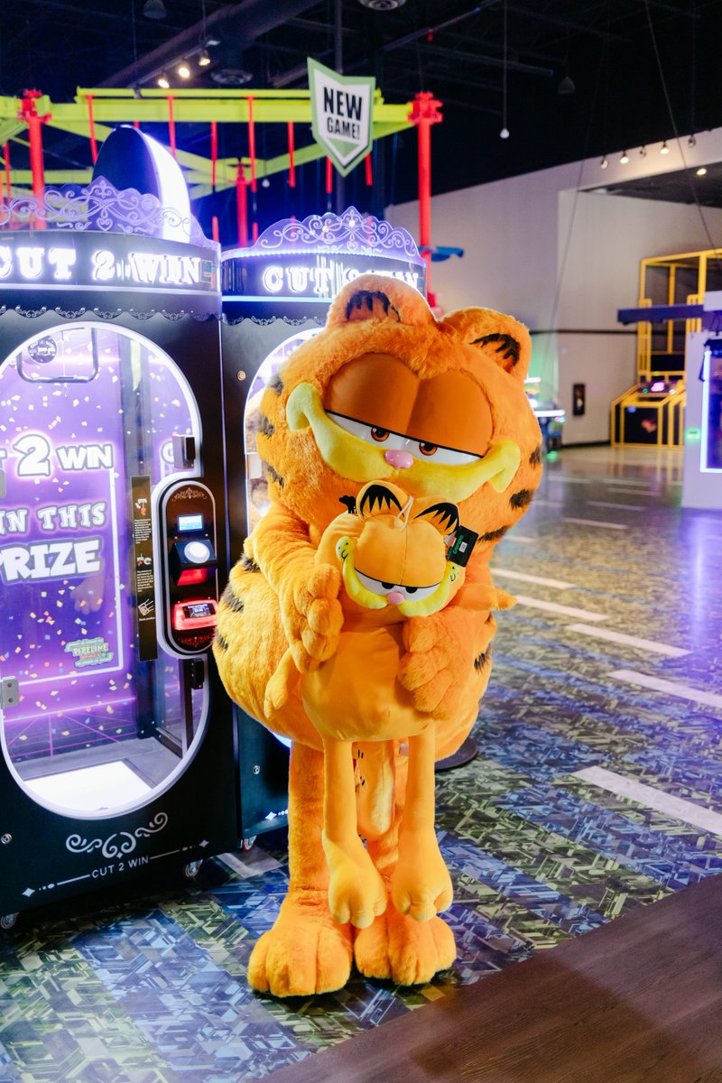 🐱🎉 Garfield is in the house! 🕹️ He's having a blast and so can you! Swing by and see if you can beat Garfield's high score! 🍝✨ #GarfieldGames #ArcadeFun #HangoutWithGarfield