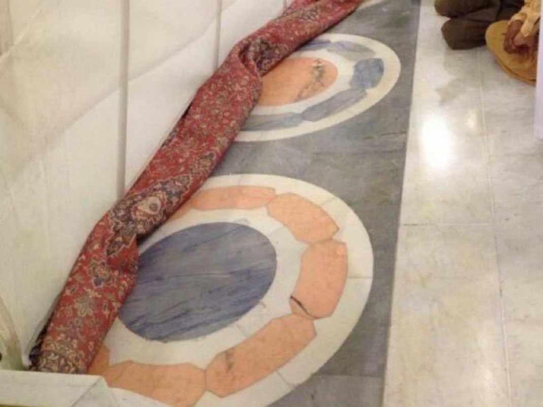 Sahabeden Ebu Talha el-Ensari Rasulüllah’ın da su içip abdest aldığı su kuyusunu Allah yoluna vakfetti. Daha sonra mescid genişletilince mecburen kuyu kapatıldı ve yerini göstermek için buraya farklı bir desen düzenlendi, hatırasını yaşatmak için. 21 ile 22. kapıların arasından