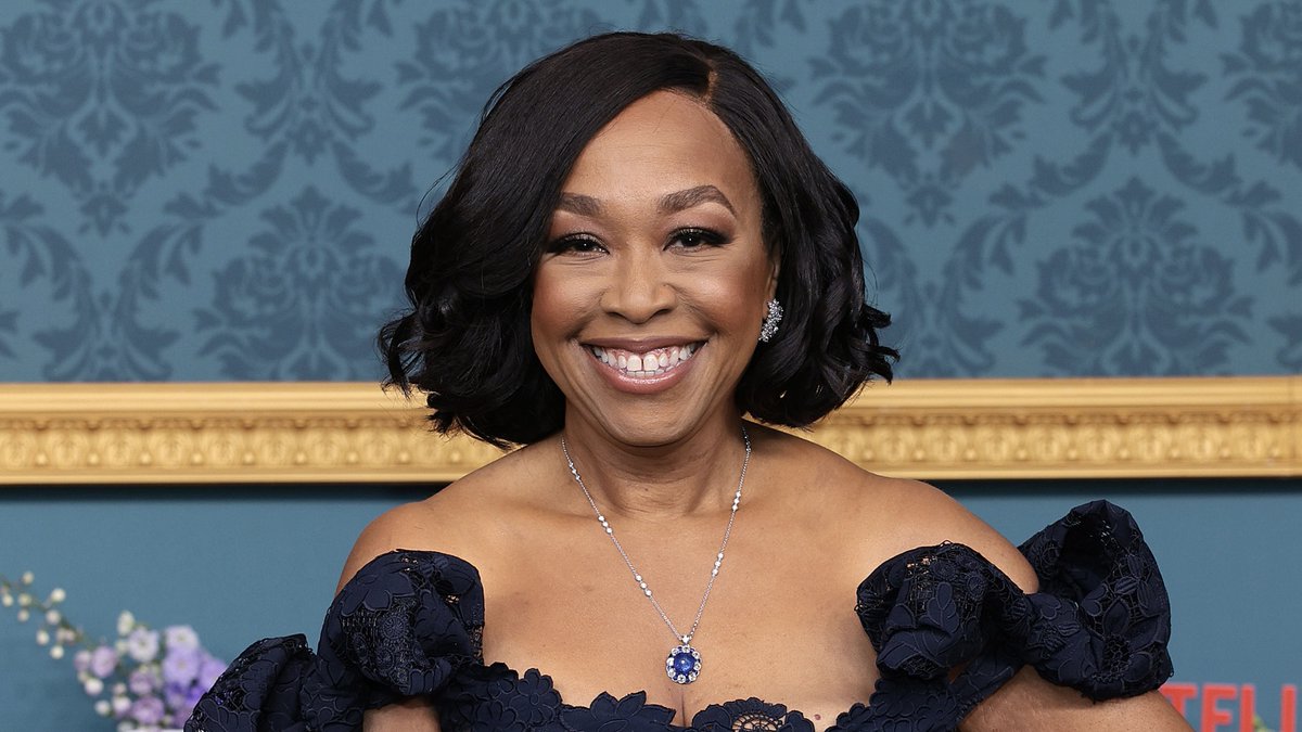 Shonda Rhimes remembers doubting 'Grey's Anatomy' success and thinking she would have to sell episodes out of her car. Watch here: theshaderoom.com/shonda-rhimes-…