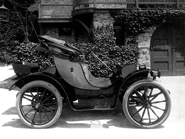 The 1908 Bailey Electric Considered the first electric vehicle ever, it had a range of about 100 miles at 15mph Problem was you could get a way more luxurious ICE ride with a further range & more speed for the cost Still a dope piece of history