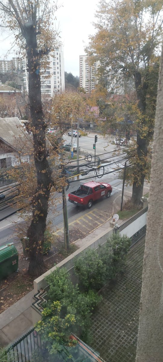 gezavalaruz's tweet photo. @_ESVAL 5 norte esquina 5 oriente; brota "agua" desde hace ya 2 días y nadie se ha acercado para darle solución! @vinadelmar https://t.co/LfrYRlnCuI