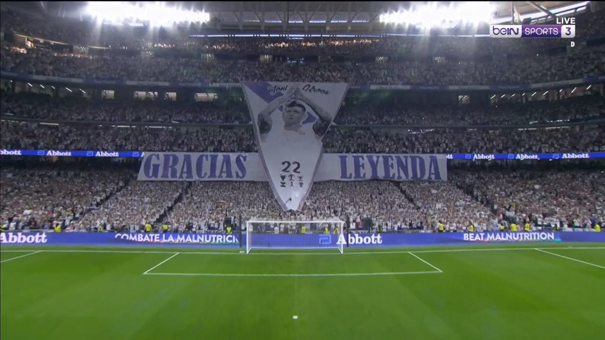 Guard of Honour dan tifo dari Santiago Bernabeu untuk Toni Kroos! 🤍 #GraciasKroos