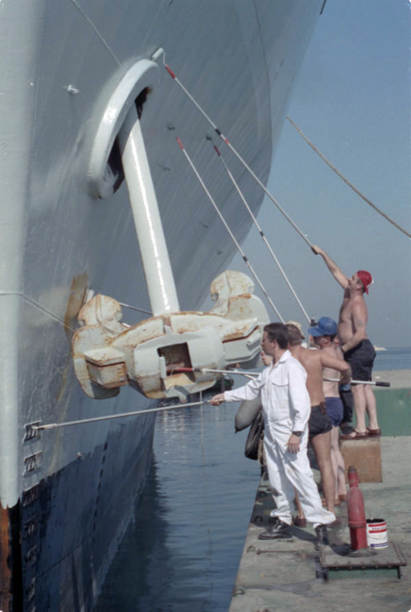 HMCS Protecteur being painted in Dubai, December 1990. (LAC e010752600-v6) #RCN #History