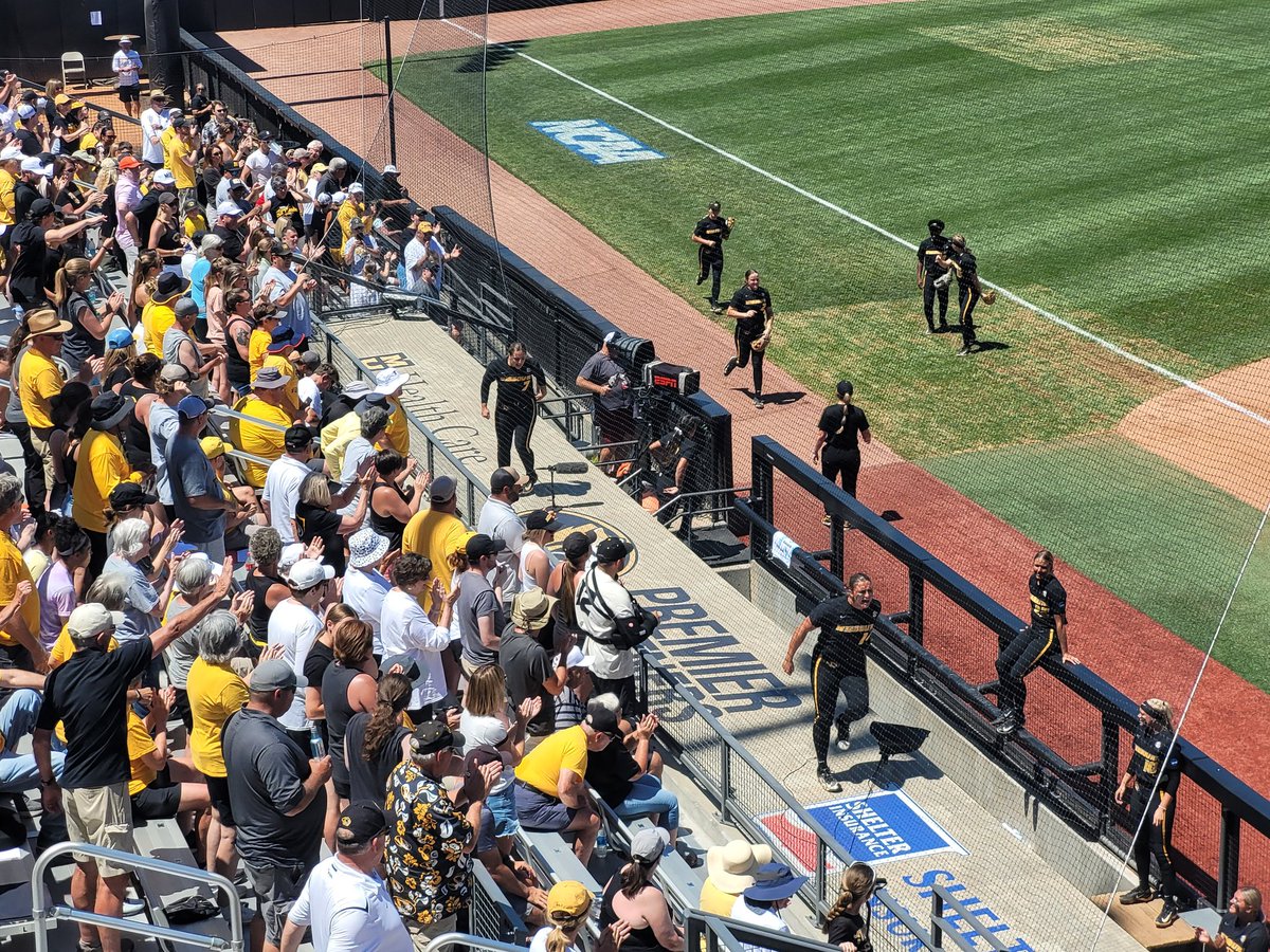 Dylan Heinrich (@dylanrheinrich) on Twitter photo Natalie Touchet and Stefania Abruscato climbed on top of the #Mizzou dugout to fire up the crowd before the 7th inning.
<a href="/ContextSoftball/">no context college softball</a> Natalie Touchet and Stefania Abruscato climbed on top of the #Mizzou dugout to fire up the crowd before the 7th inning.
<a href="/ContextSoftball/">no context college softball</a>
